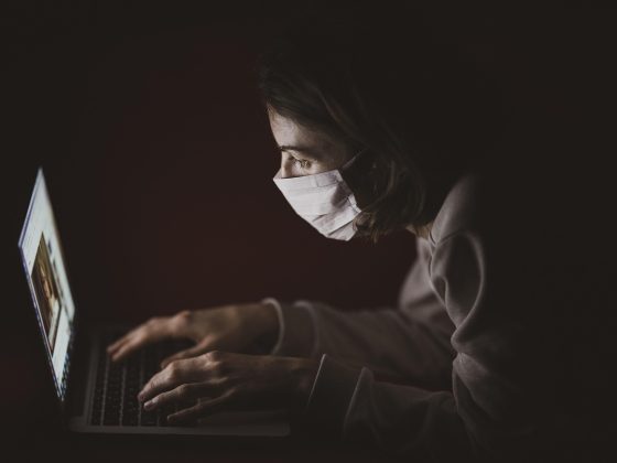 玩家在电脑前专注游玩秒玩小游戏在线玩的场景，屏幕显示高分排行榜界面，霓虹灯光映照在玩家脸上，氛围感十足